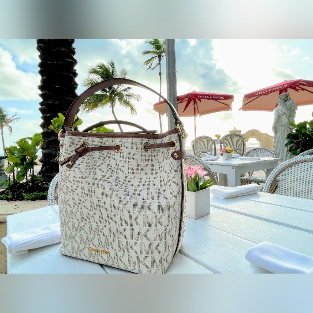 $358 New Michael Kors MAEVE LG BCKT MSGR Handbag MK Vanilla Purse Bag ( NWT ) - Picture 9 of 9